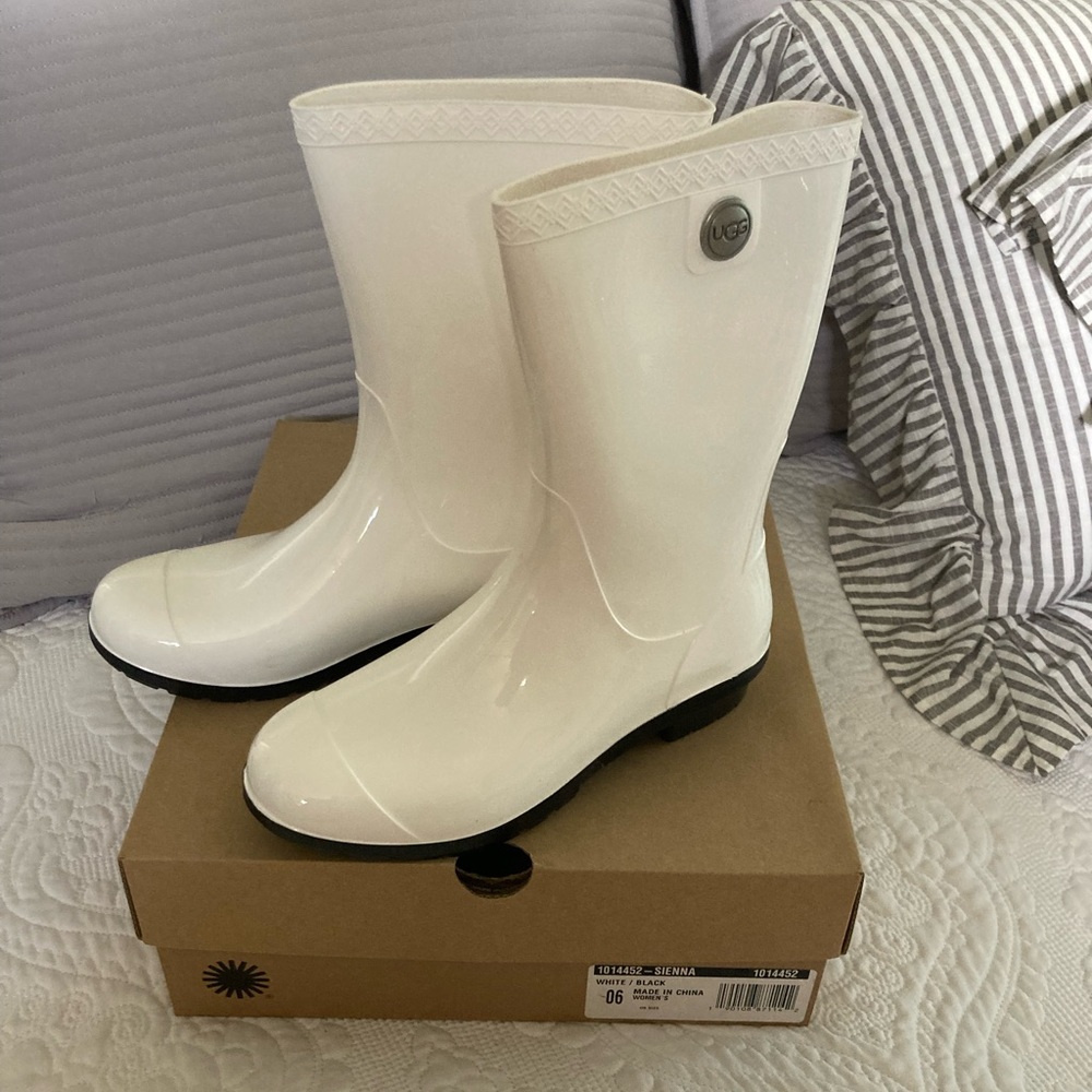 UGG Women’s White Sienna Rain Boot ~ size 6